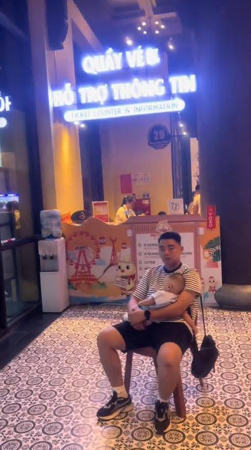 Một gia đình may mắn thoát nạn vụ lật tàu Vịnh Xanh 58 vì... để con ngủ thêm 10 phút- Ảnh 2.