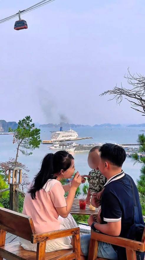 Một gia đình may mắn thoát nạn vụ lật tàu Vịnh Xanh 58 vì... để con ngủ thêm 10 phút- Ảnh 1.