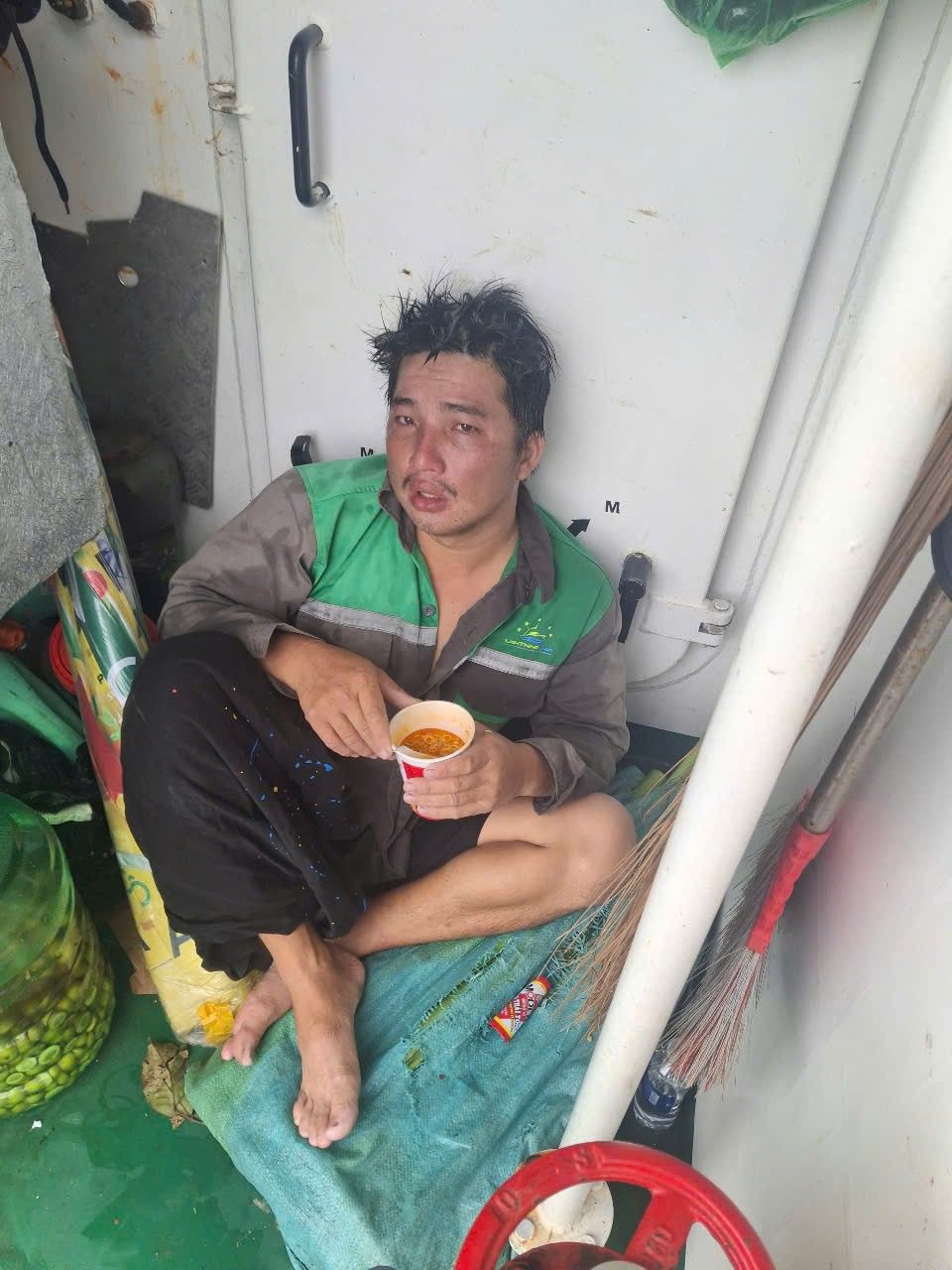 Người đàn ông may mắn được tàu cứu sống sau hơn 6 tiếng trôi lênh đênh trên biển: Phút sinh tử của ngư dân may mắn- Ảnh 1.