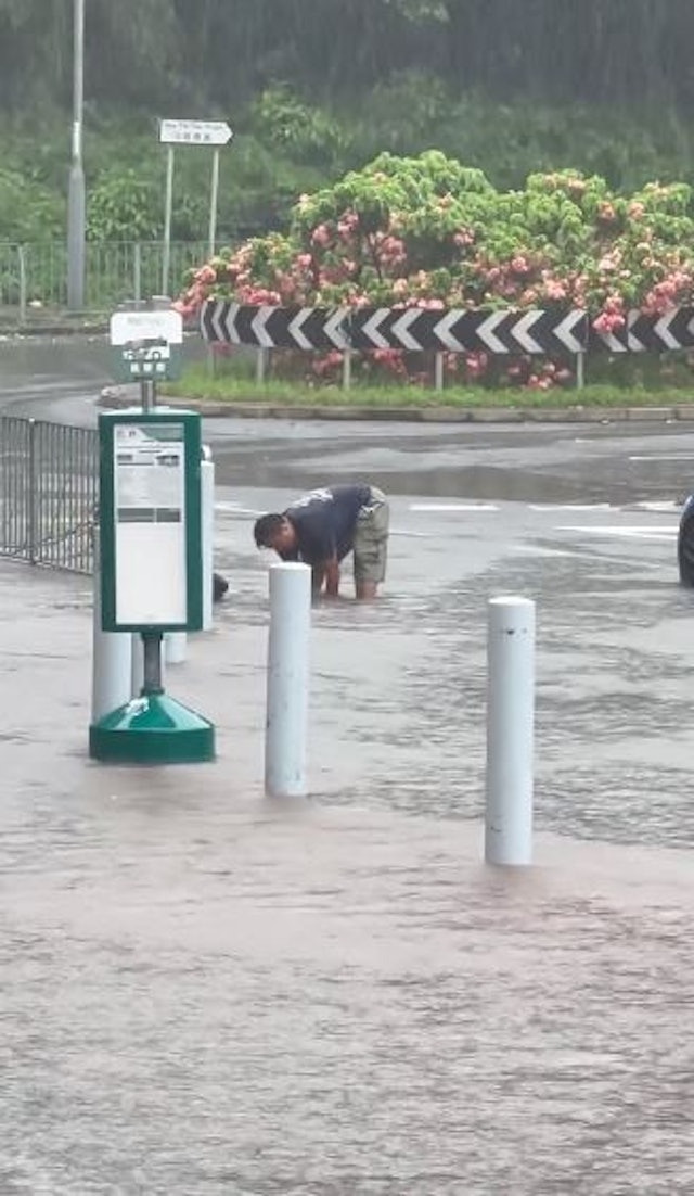 Dùng tay không hì hục thông cống thoát nước giữa lúc hỗn loạn, người đàn ông được ví như người hùng ở xứ tỷ dân- Ảnh 2.