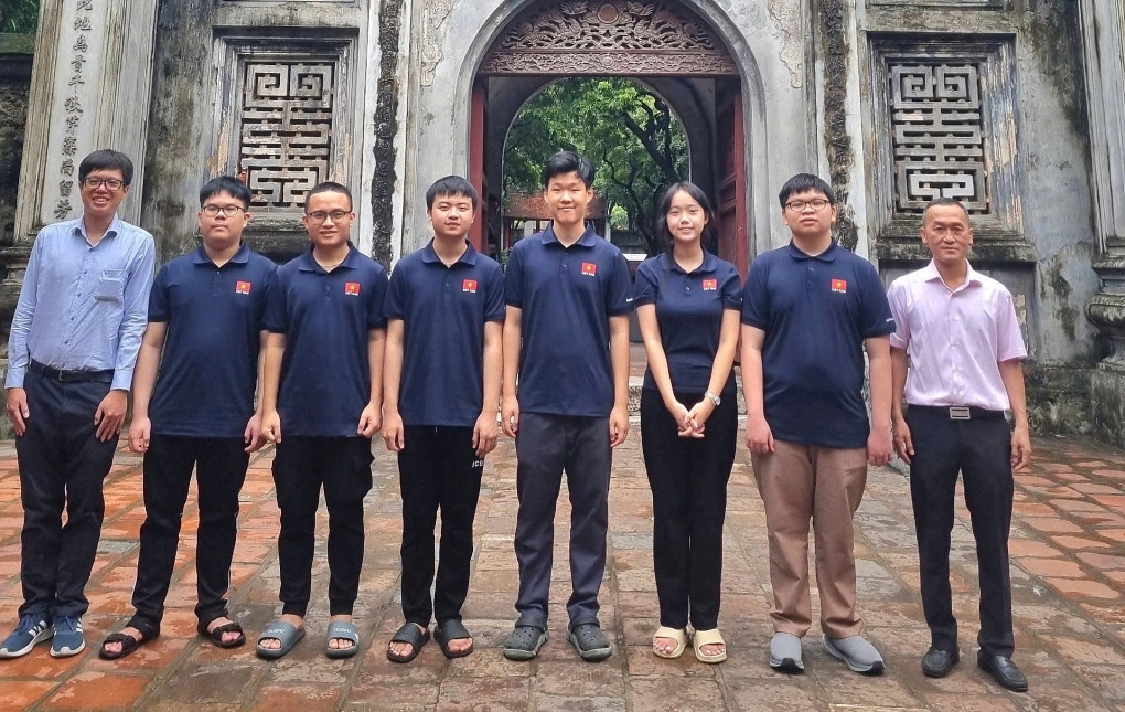 Đề thi Olympic quốc tế 2025 dành riêng cho các "siêu nhân" Toán học, người thường không nên đọc vì sẽ không hiểu gì- Ảnh 1.