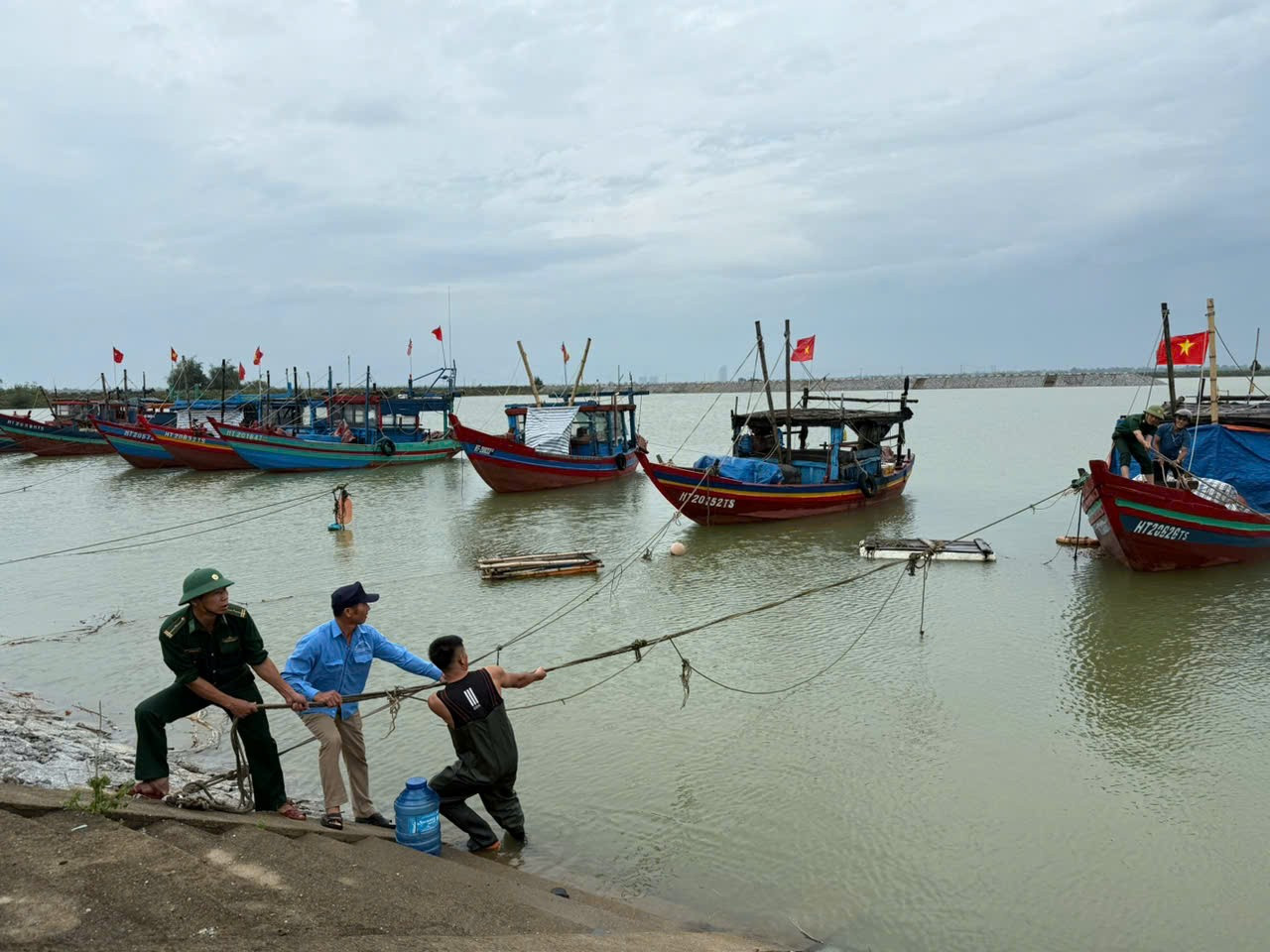 Bão số 3 sắp đổ bộ, du khách vẫn vô tư tắm biển Cửa Lò dù có lệnh cấm- Ảnh 11.