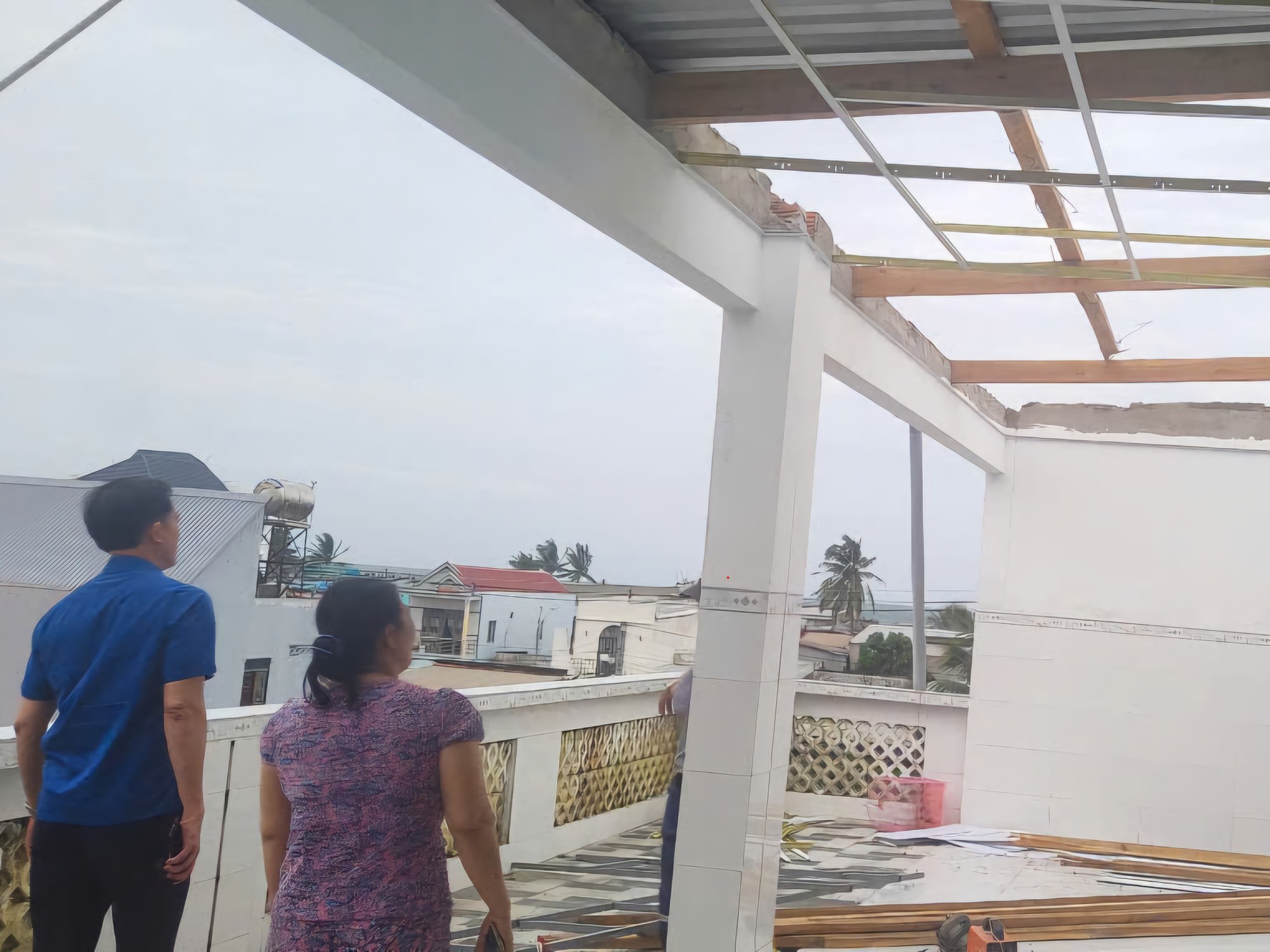 CLIP: Mưa giông ở Phú Quốc đo được sức gió tương đương cơn bão- Ảnh 7.