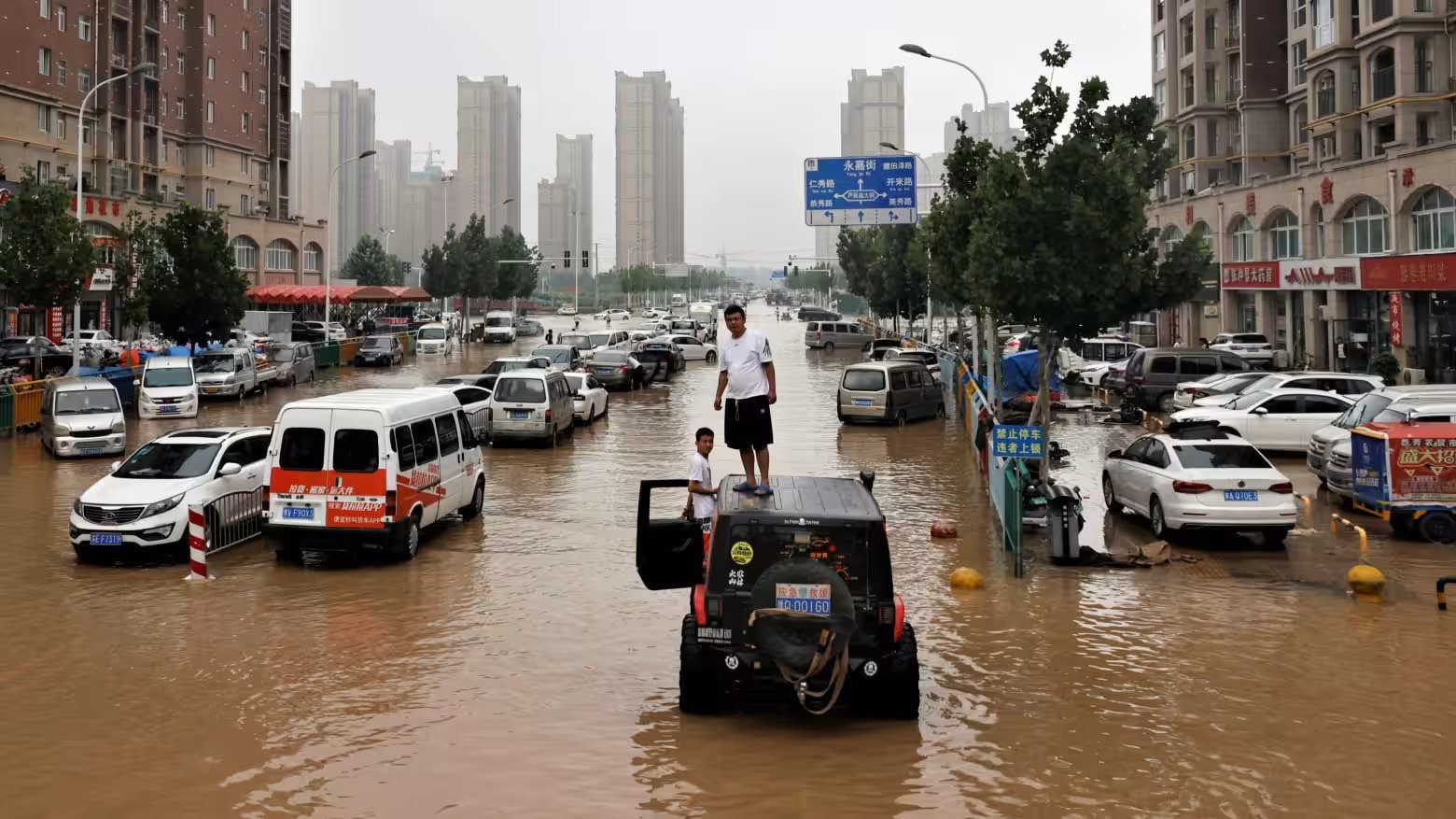 Cả thành phố mất điện vì mưa bão, hàng triệu xe điện sạc kiểu gì: Trung Quốc có lời giải rất hay- Ảnh 1.