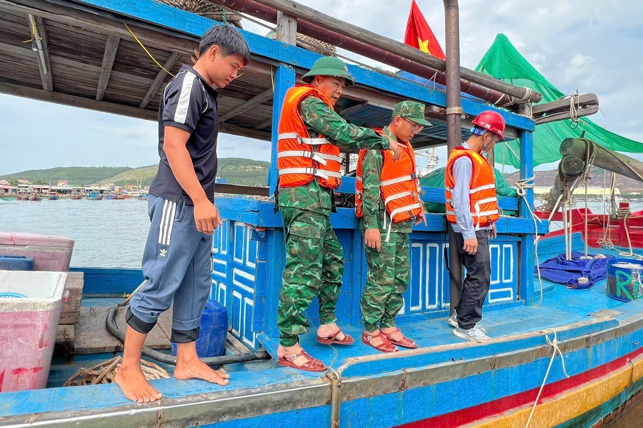 Quân đội duy trì 5 máy bay cùng hơn 8 nghìn phương tiện ứng trực bão số 3- Ảnh 1.