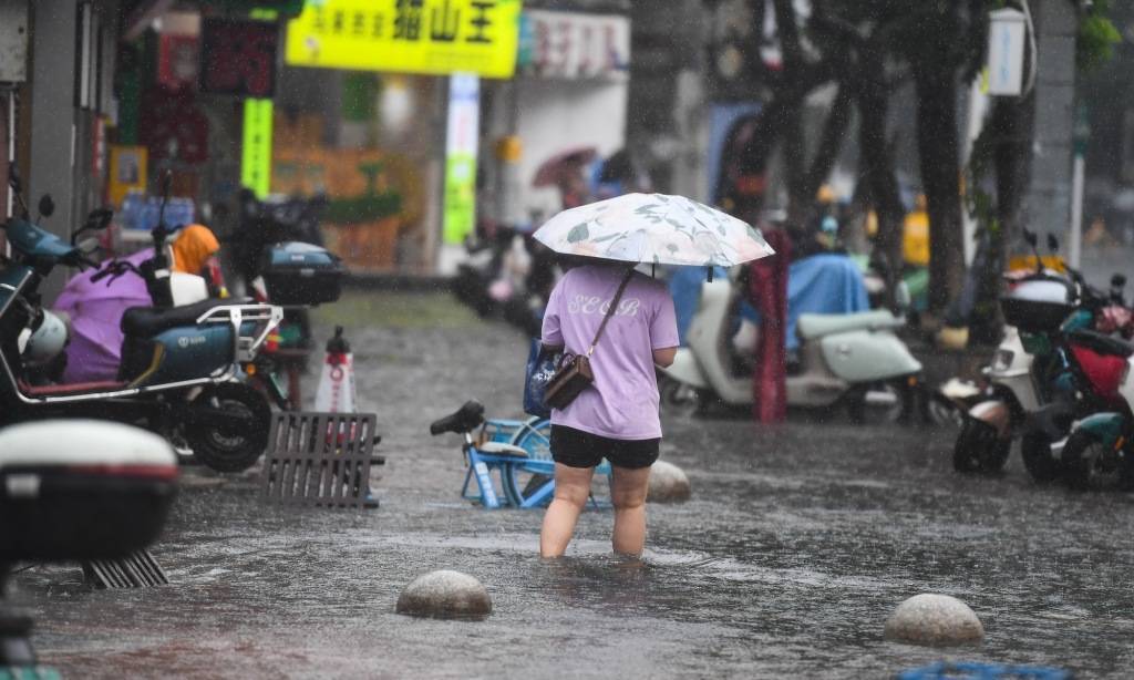 Đây là mức độ tàn phá của bão Wipha tại Trung Quốc: Mưa xối xả, cây bật gốc và cảnh báo nguy cơ tiếp diễn- Ảnh 4.