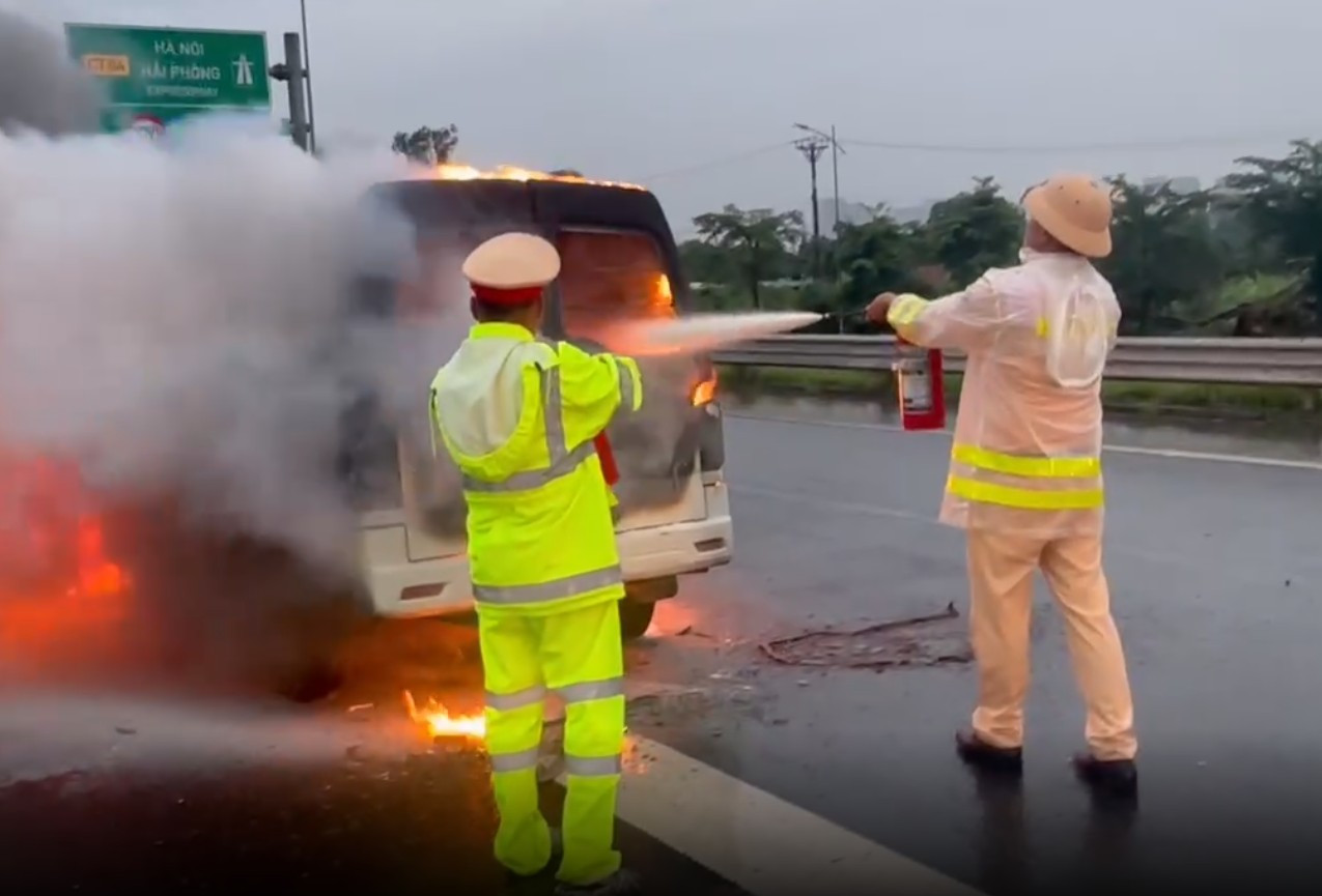 Xe tải van cháy ngùn ngụt trên cao tốc Hà Nội - Hải Phòng- Ảnh 2.