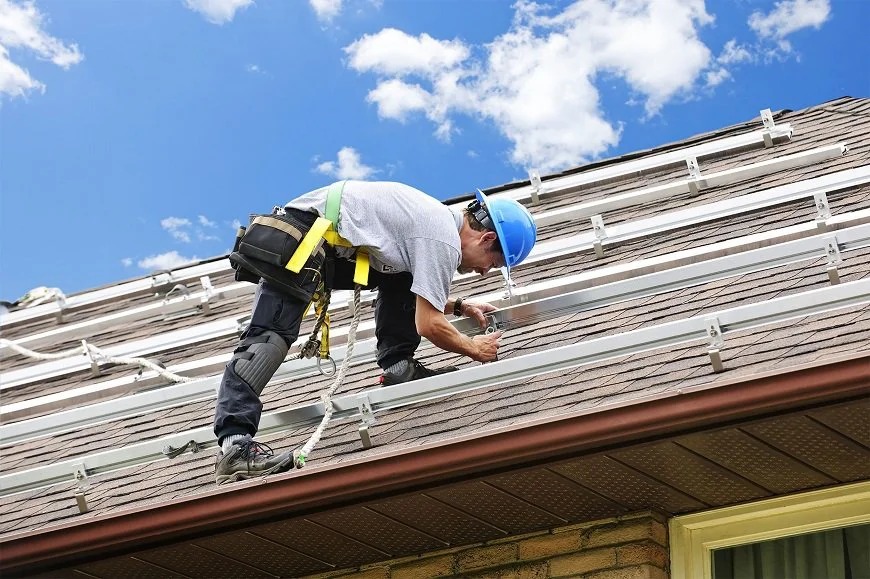 Trước giờ bão Wipha đổ bộ: Người dân Hạ Long buộc mái nhà vào xe tải, MXH nửa phục nửa hoang mang- Ảnh 5.