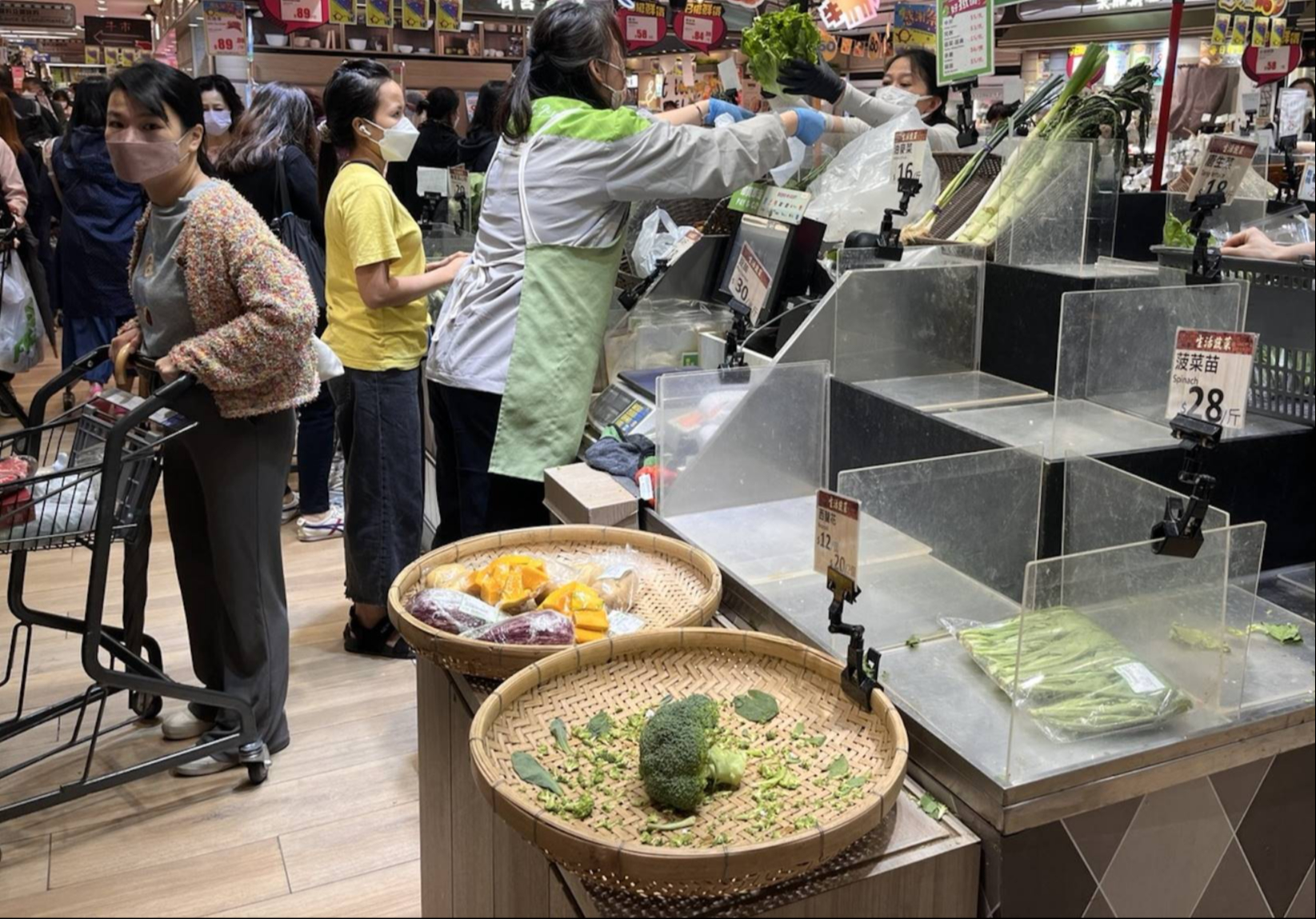 Bên trong siêu thị trống trơn trước bão Wipha, 1 loại rau bị người Trung Quốc đồng loạt bỏ lại: Lý do gì bị "ghẻ lạnh"?- Ảnh 1.