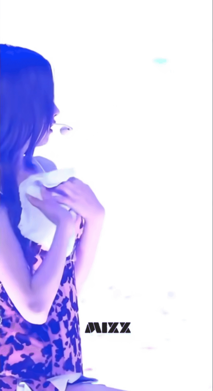 Video nữ ca sĩ lau người giữa concert hot khắp MXH vì sexy nghẹt thở, giọt mồ hôi 