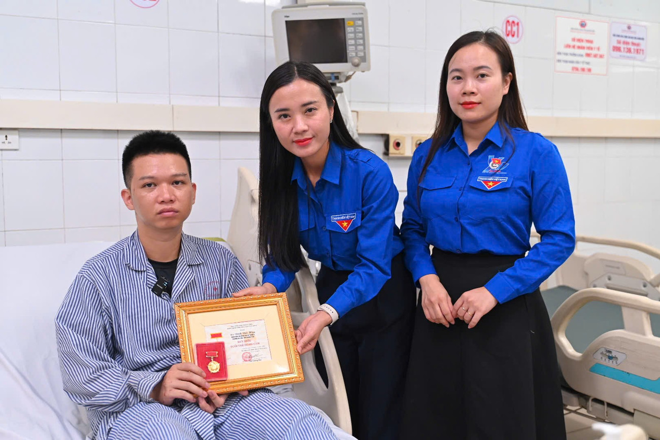 Trao Huy hiệu Tuổi trẻ dũng cảm cho đoàn viên cứu 4 người vụ lật tàu trên vịnh Hạ Long- Ảnh 1.