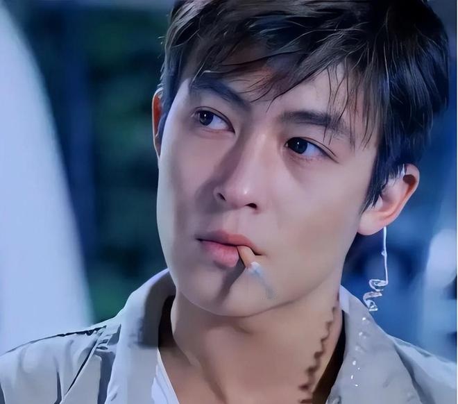 "Trai hư lộ 1.300 ảnh nóng" mặt mũi lờ đờ, nổi điên giữa sân bay: Cảnh sát vào cuộc- Ảnh 4.
