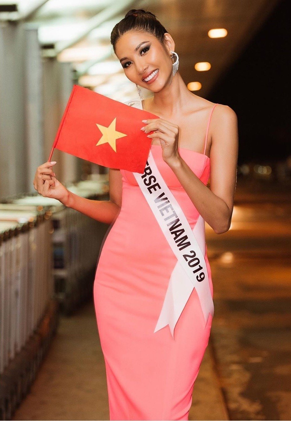 Thanh Hằng vs Hoàng Thùy: Trình vedette kiểu gì mà cứ va nhau mãi?- Ảnh 20. Thanh Hằng vs Hoàng Thùy: Trình vedette kiểu gì mà cứ va nhau mãi?- Ảnh 20.