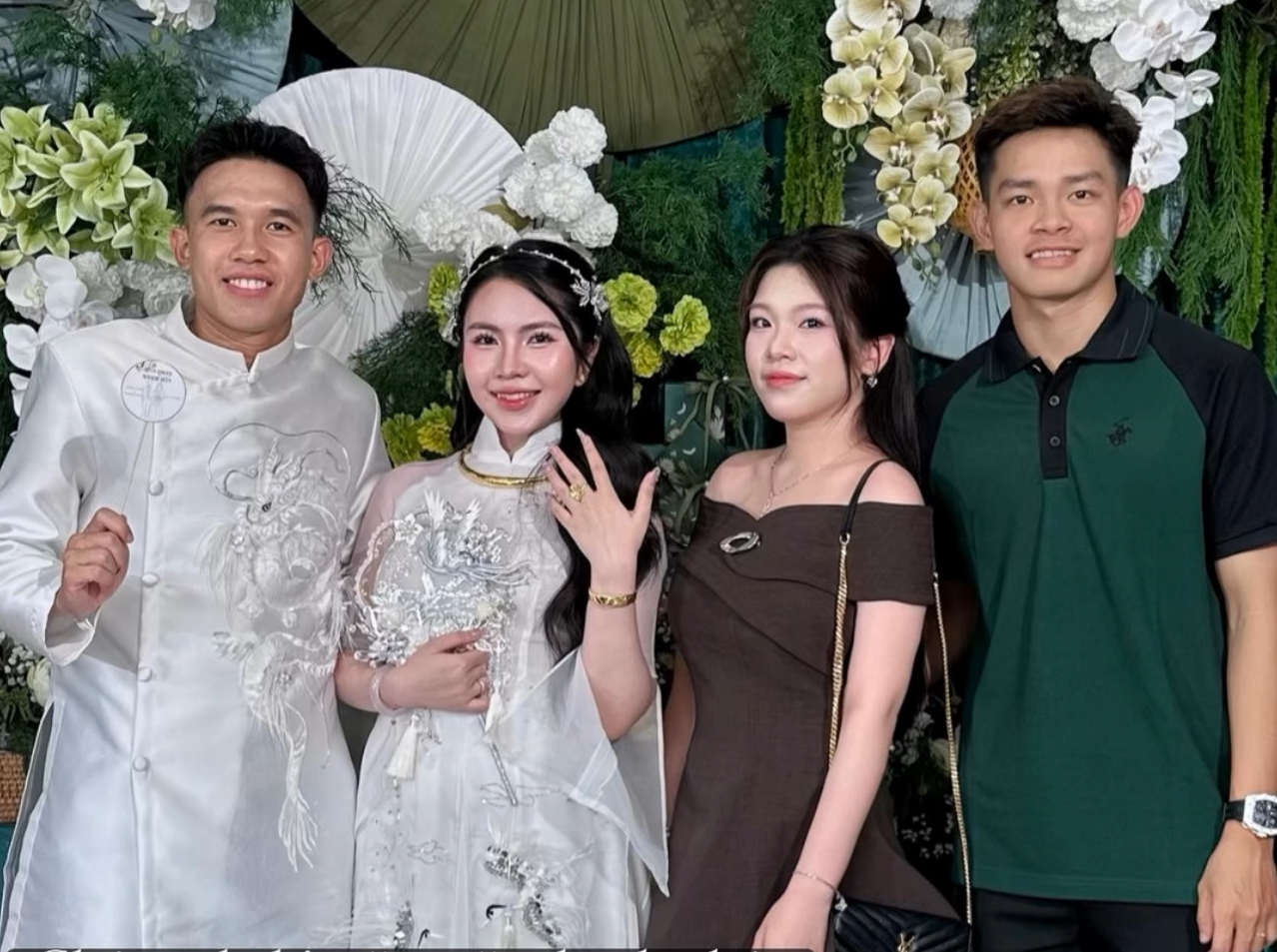 Sao U23 Việt Nam bí mật cưới cô chủ tiệm vàng yêu từ năm 17 tuổi, nhan sắc và gia thế nàng WAG gây sốt- Ảnh 1.