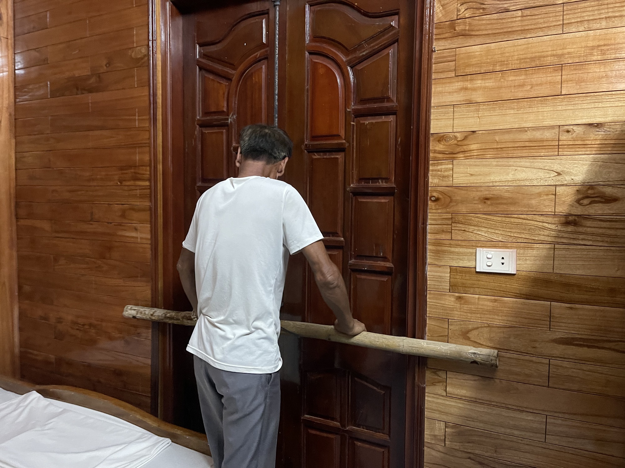 Ghi nhận trước giờ bão đổ bộ: Một tỉnh đình hoãn các cuộc họp chưa cần thiết, dân gia cố nhà cửa, lực lượng túc trực 24/24- Ảnh 11.
