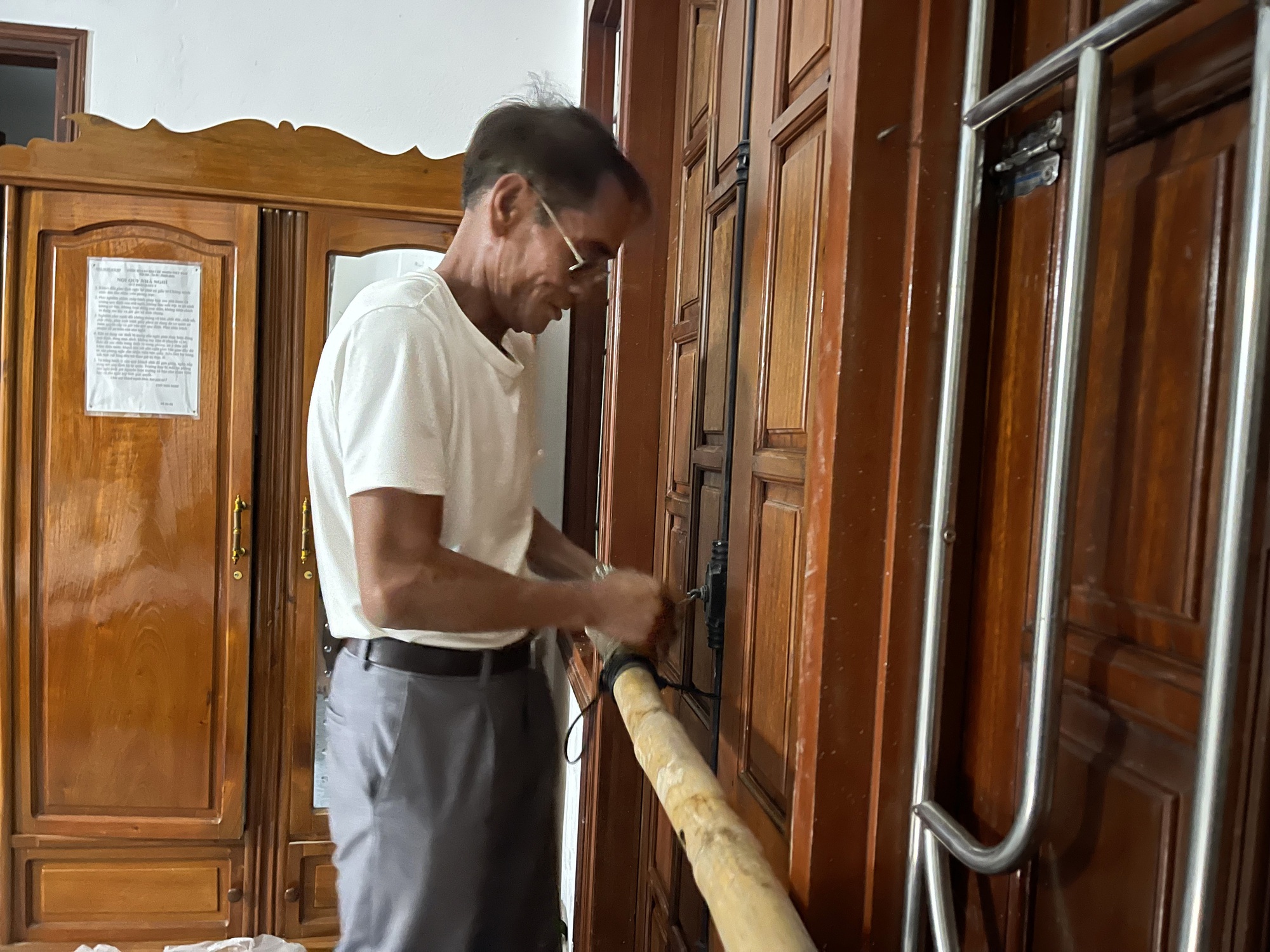Ghi nhận trước giờ bão đổ bộ: Một tỉnh đình hoãn các cuộc họp chưa cần thiết, dân gia cố nhà cửa, lực lượng túc trực 24/24- Ảnh 12.