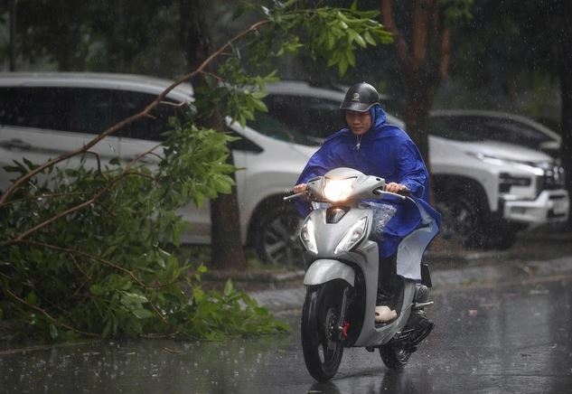 Hà Nội nằm trong vùng trọng tâm mưa lớn do bão Wipha: 11 điều cần làm ngay- Ảnh 1.