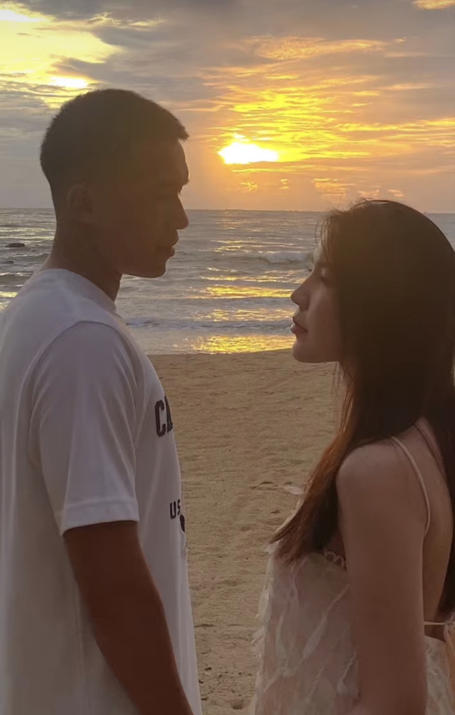 Sao U23 Việt Nam bí mật cưới cô chủ tiệm vàng yêu từ năm 17 tuổi, nhan sắc và gia thế nàng WAG gây sốt- Ảnh 3.
