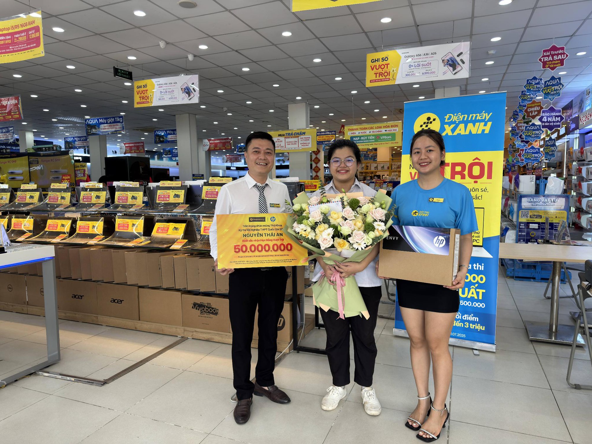 Thế Giới Di Động vinh danh thành tích của thủ khoa bằng học bổng 50 triệu, tặng cả laptop AI cực thiết thực- Ảnh 2.