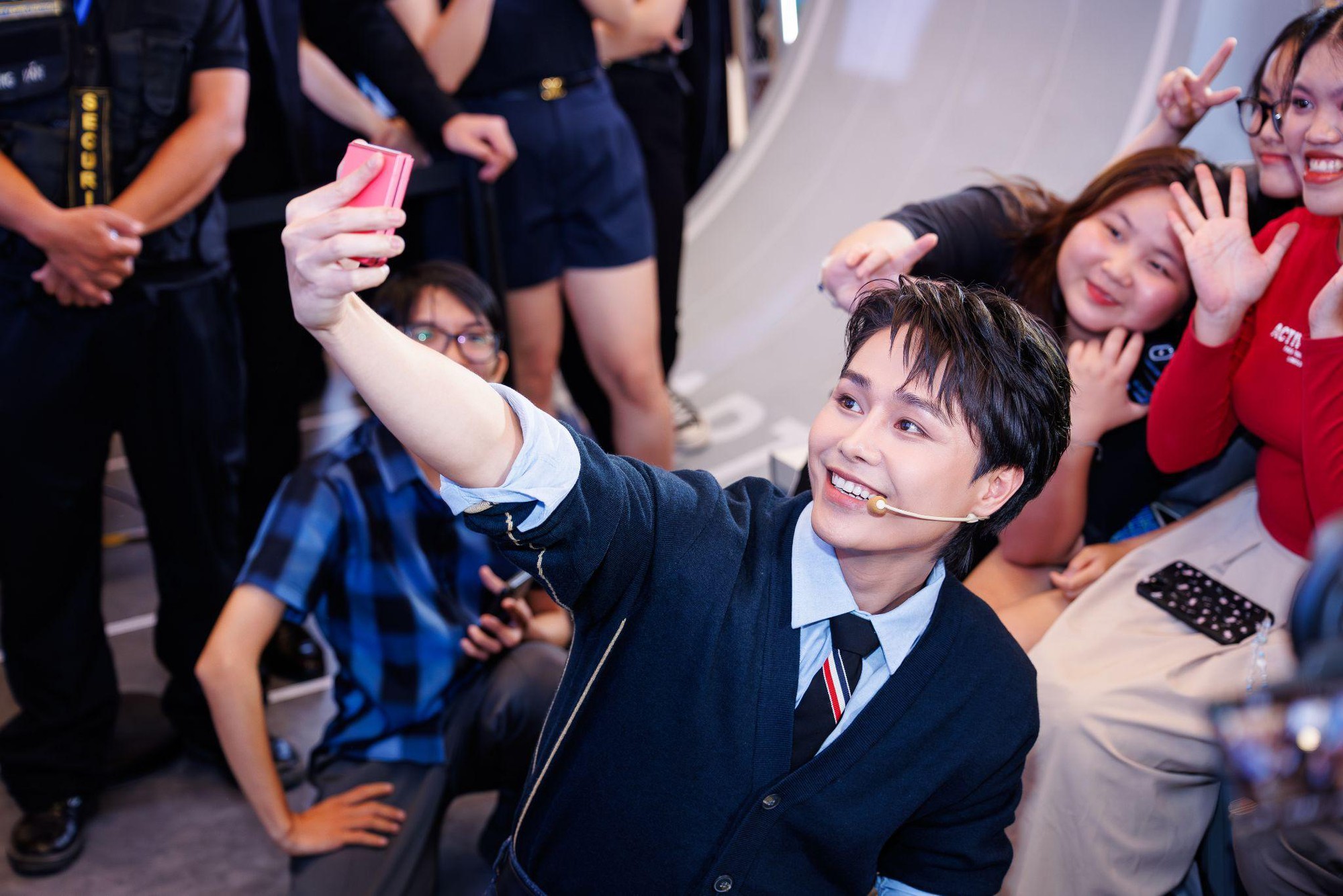 Những sắc màu độc nhất, trên tay là biết ngay đang dùng Galaxy Z thế hệ thứ bảy- Ảnh 3. Những sắc màu độc nhất, trên tay là biết ngay đang dùng Galaxy Z thế hệ thứ bảy- Ảnh 3.