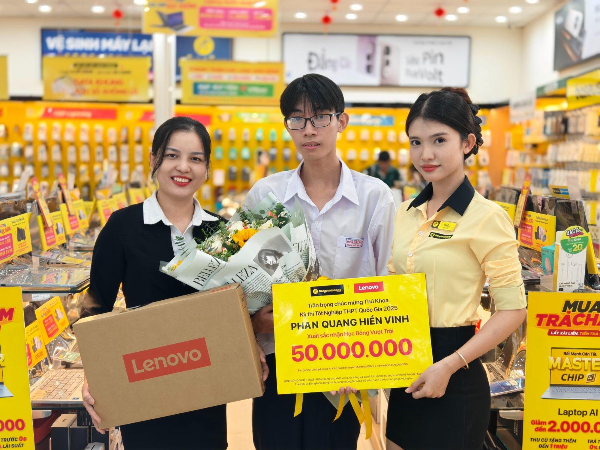 Thế Giới Di Động vinh danh thành tích của thủ khoa bằng học bổng 50 triệu, tặng cả laptop AI cực thiết thực- Ảnh 3.