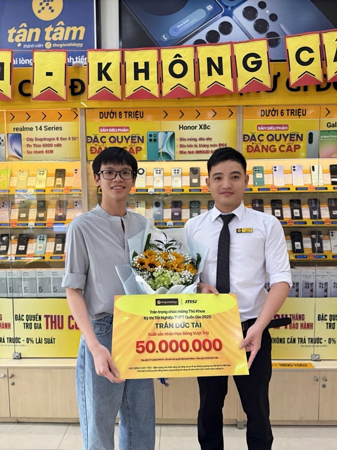 Thế Giới Di Động vinh danh thành tích của thủ khoa bằng học bổng 50 triệu, tặng cả laptop AI cực thiết thực- Ảnh 4.