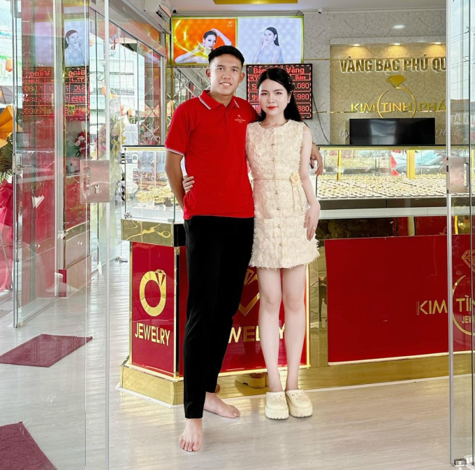 Sao U23 Việt Nam bí mật cưới cô chủ tiệm vàng yêu từ năm 17 tuổi, nhan sắc và gia thế nàng WAG gây sốt- Ảnh 2.