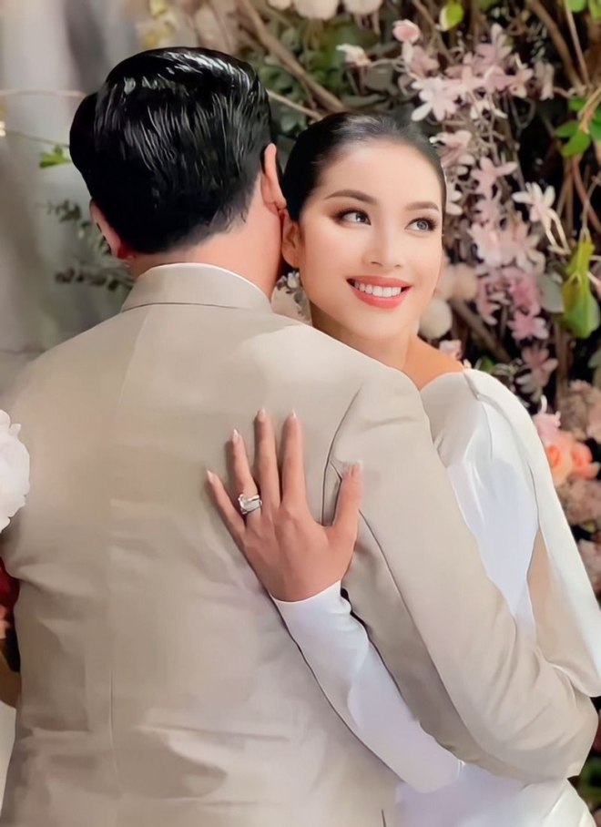 Hoa hậu Phạm Hương về Việt Nam giữa lúc chồng đại gia lộ dấu hiệu lạ?- Ảnh 6. Hoa hậu Phạm Hương về Việt Nam giữa lúc chồng đại gia lộ dấu hiệu lạ?- Ảnh 6.