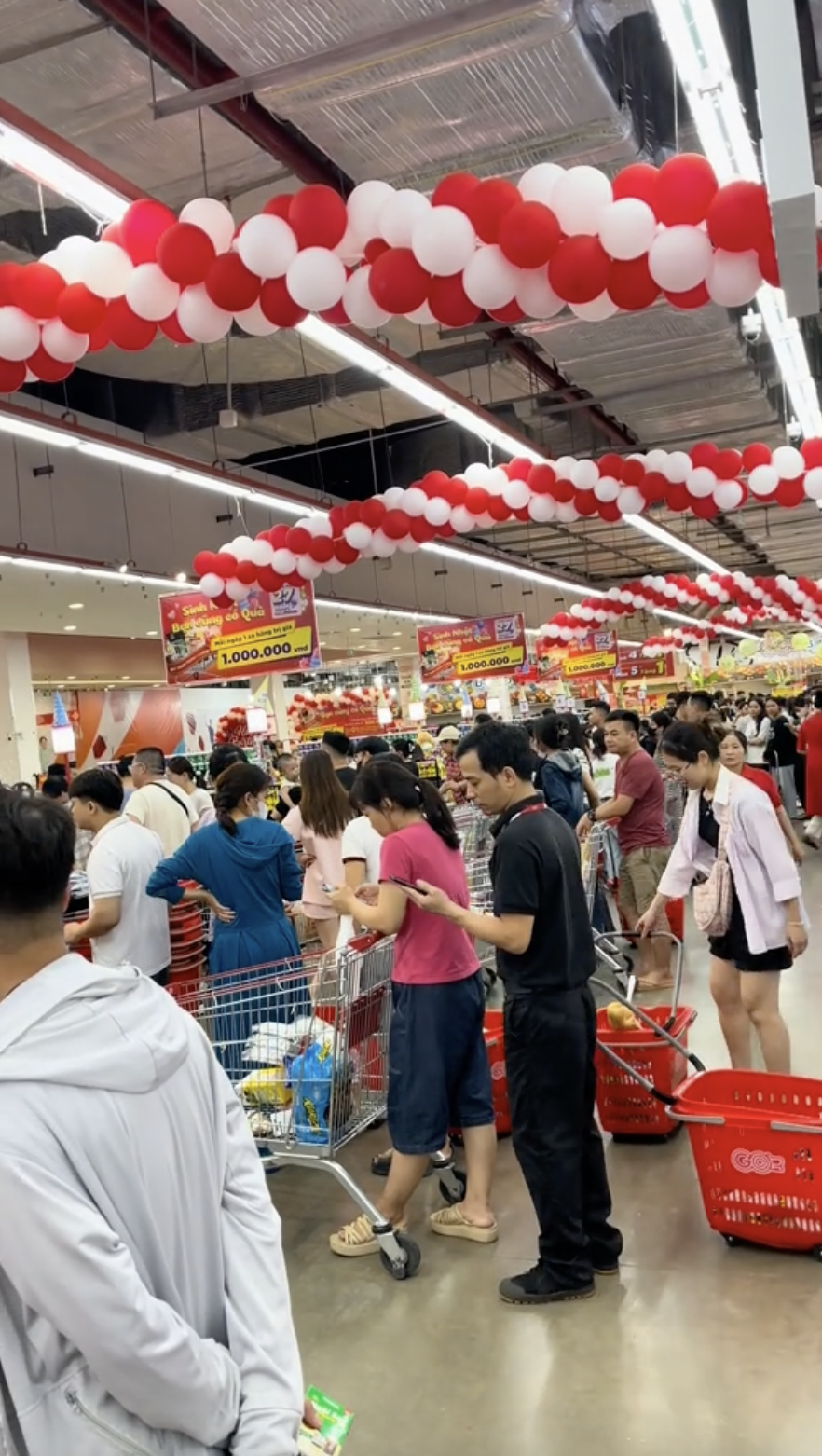 Khung cảnh siêu thị, chợ trước khi bão Wipha đổ bộ, netizen chia sẻ kinh nghiệm bảo quản thực phẩm- Ảnh 2.