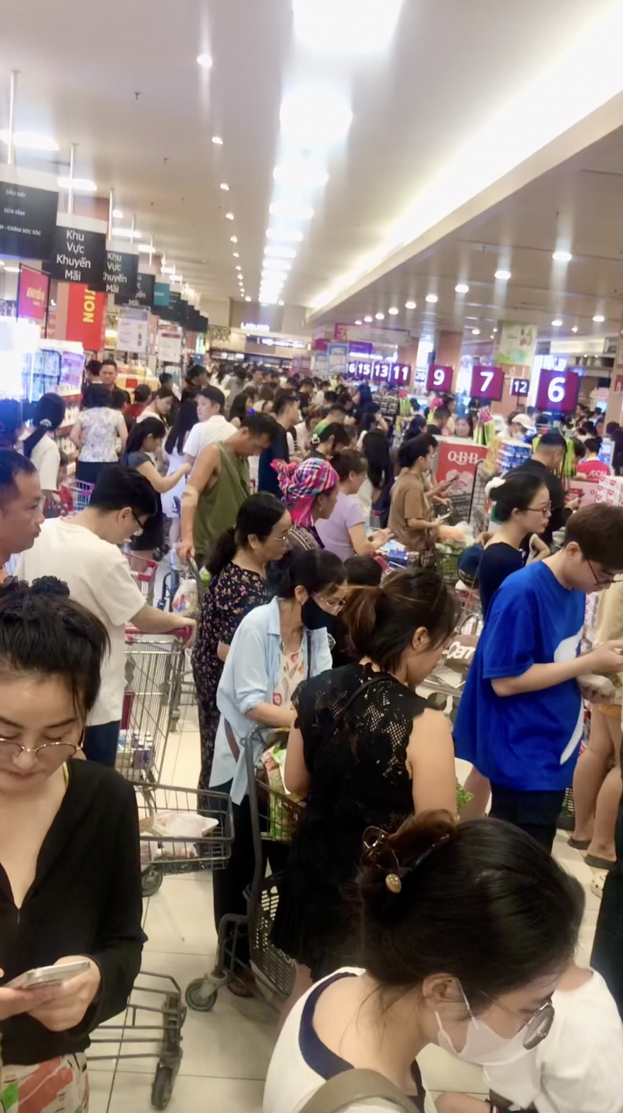 Khung cảnh siêu thị, chợ trước khi bão Wipha đổ bộ, netizen chia sẻ kinh nghiệm bảo quản thực phẩm- Ảnh 1.