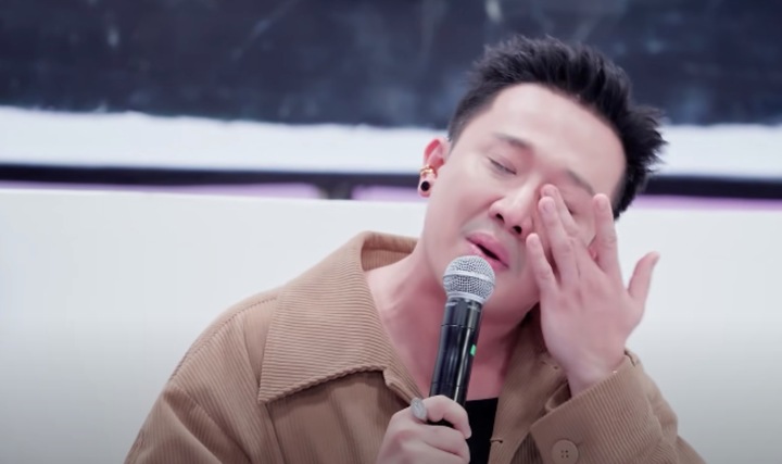 Khán giả mệt mỏi khi Trấn Thành liên tục khóc tại show Em Xinh Say Hi- Ảnh 1.