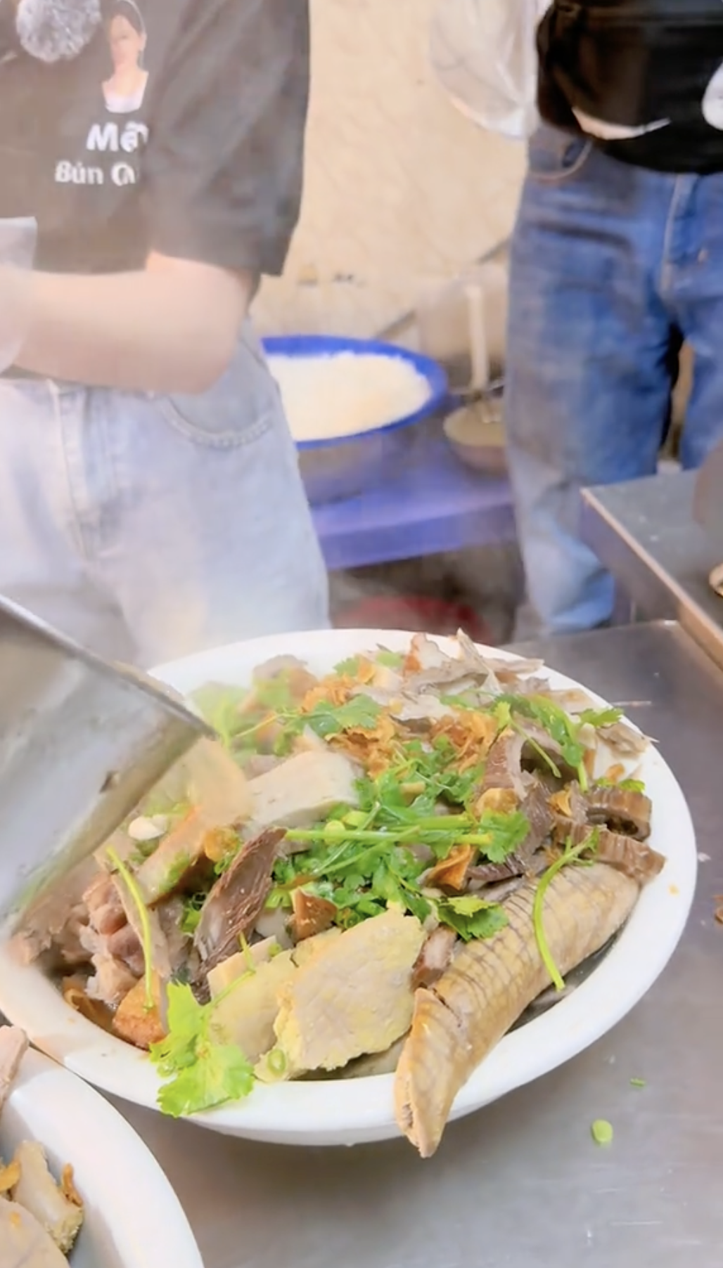 Khách Thái sang Việt Nam để làm thử thách giống bé Mai nhưng chủ quán lại bị chê một điểm- Ảnh 4.