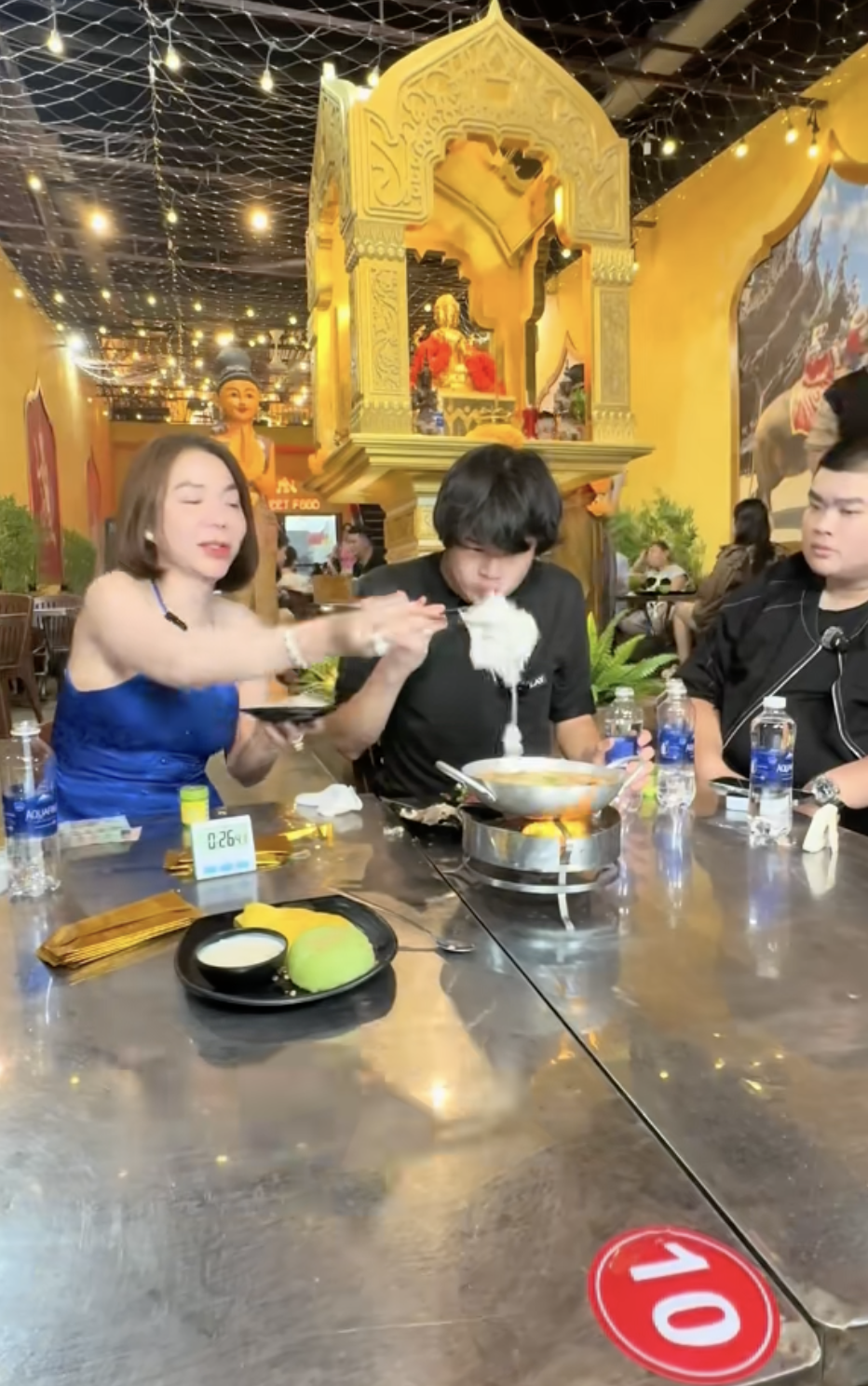Khách Thái sang Việt Nam để làm thử thách giống bé Mai nhưng chủ quán lại bị chê một điểm- Ảnh 11.