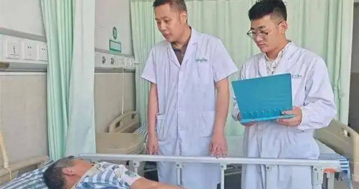 Ngồi lên tảng đá giữa trời nóng 38 độ C, bà lão bị bỏng nặng, phải ghép da- Ảnh 1.