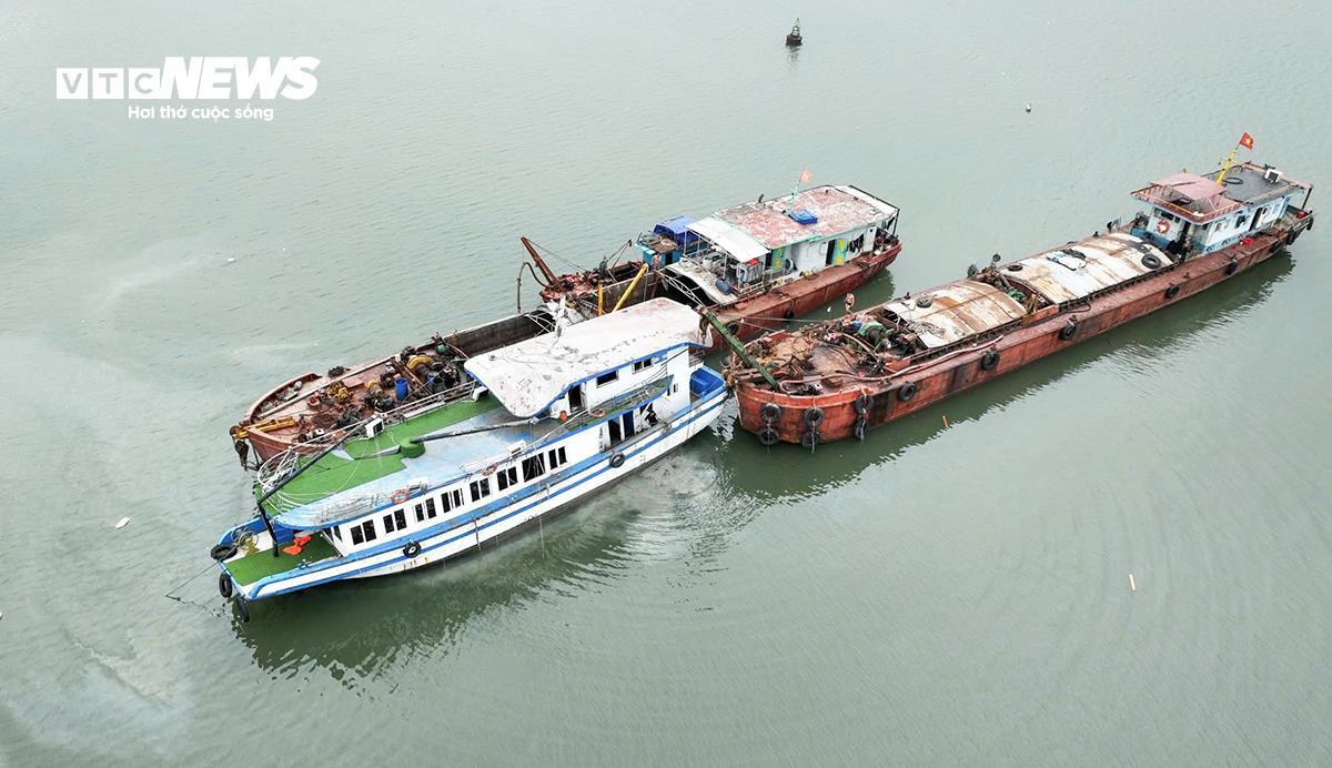 Hình ảnh bên trong tàu du lịch Vịnh Xanh sau tai nạn 36 người chết- Ảnh 1.