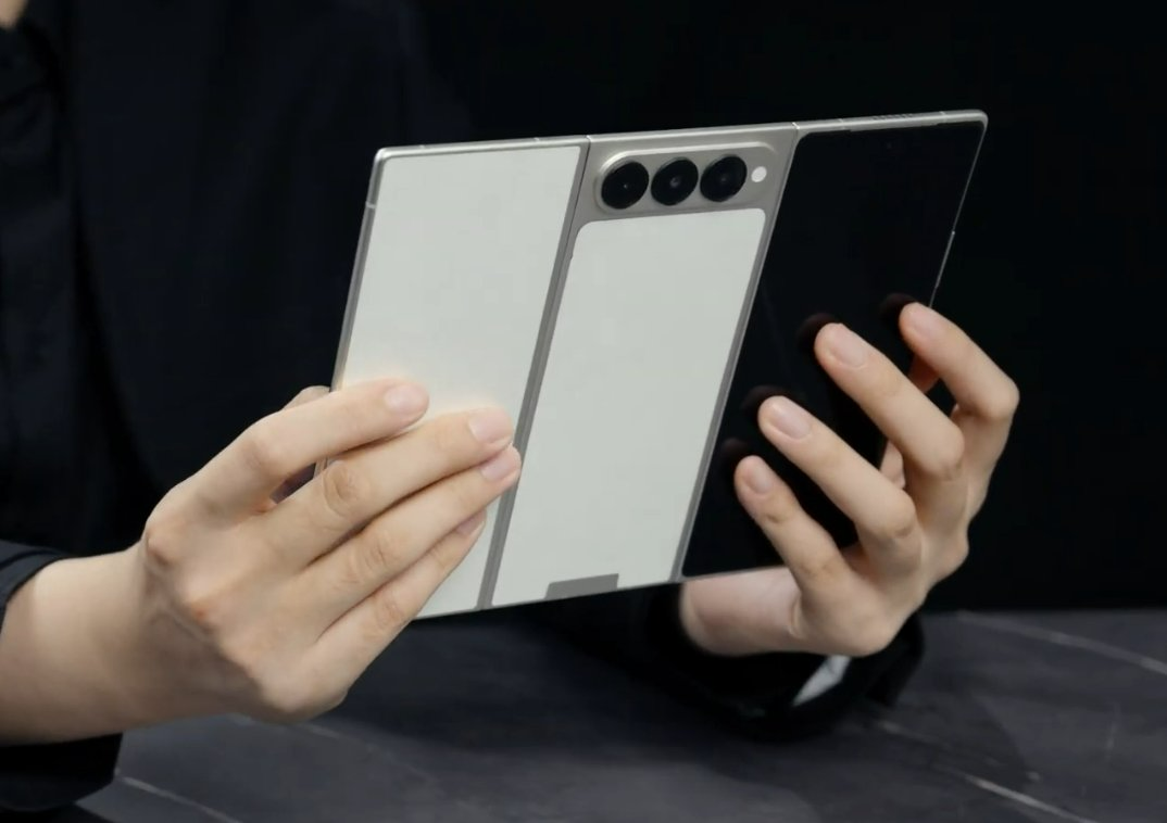 Sau Huawei, thêm một hãng Trung Quốc ra mắt smartphone gập ba với độ mỏng chỉ... 3.49mm- Ảnh 3.