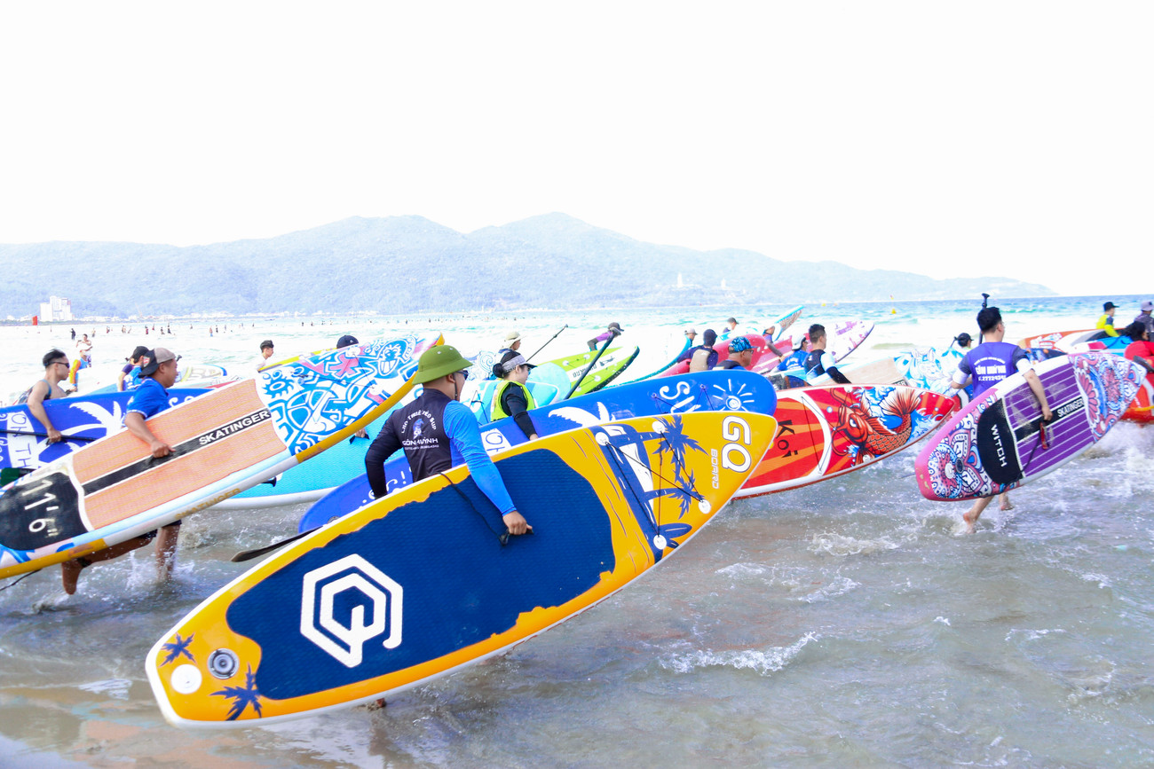 Chèo SUP nở rộ trên biển, Đà Nẵng khuyến cáo người chơi- Ảnh 1.