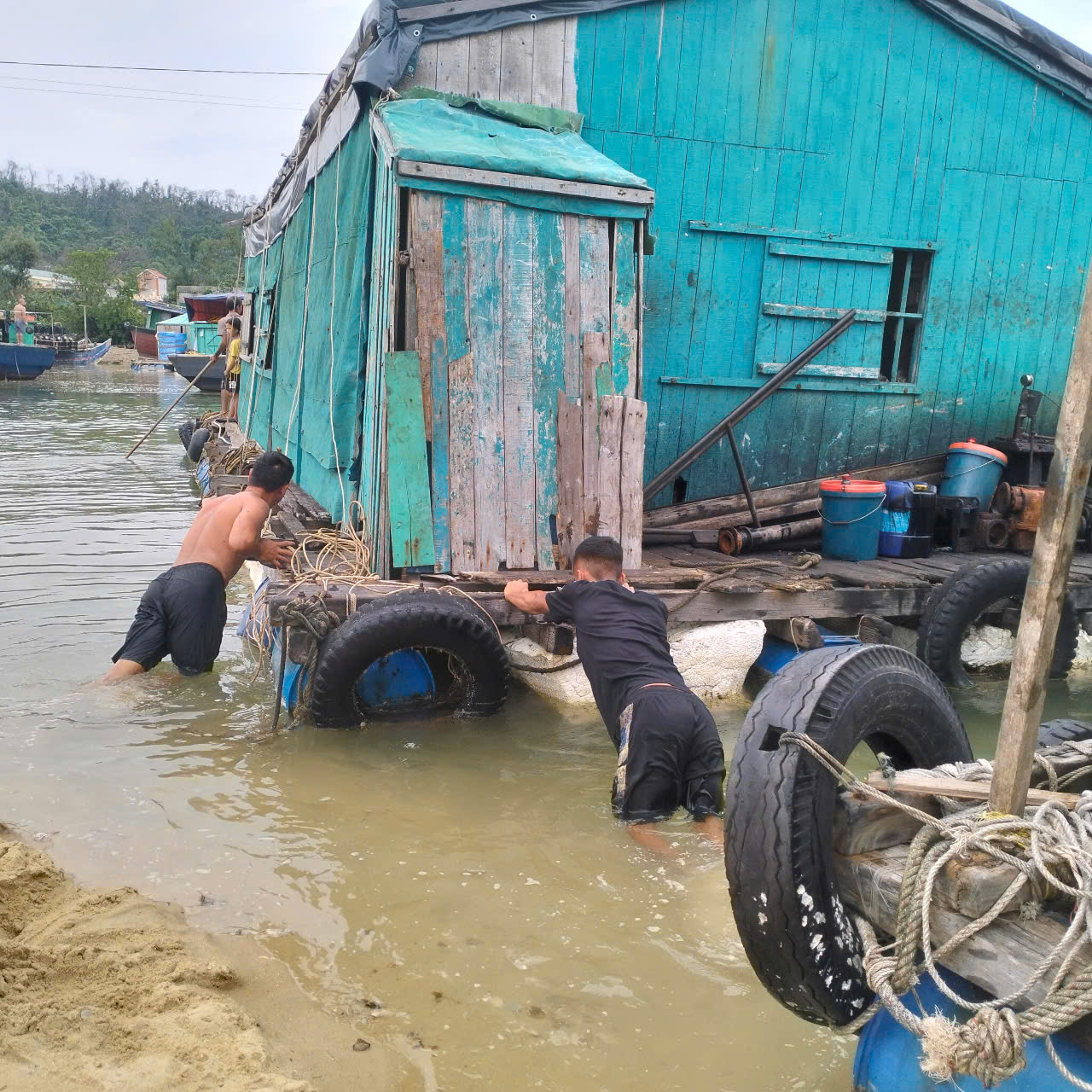 Đưa 8.850 du khách từ đảo vào bờ tránh bão số 3 (Wipha)- Ảnh 8.