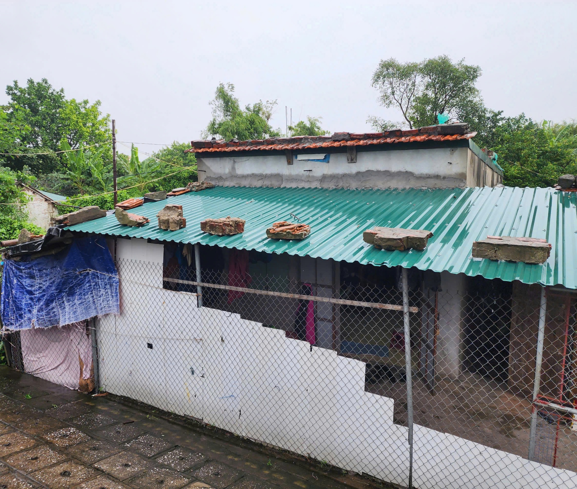 Ghi nhận trước giờ bão đổ bộ: Một tỉnh đình hoãn các cuộc họp chưa cần thiết, dân gia cố nhà cửa, lực lượng túc trực 24/24- Ảnh 6.