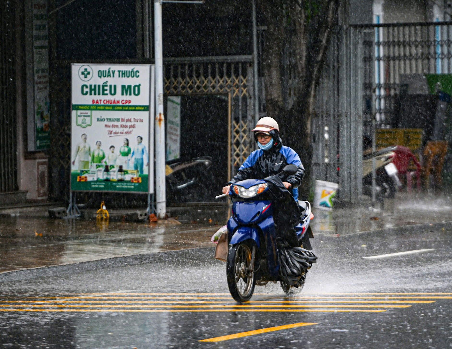 Ghi nhận trước giờ bão đổ bộ: Một tỉnh đình hoãn các cuộc họp chưa cần thiết, dân gia cố nhà cửa, lực lượng túc trực 24/24- Ảnh 1.