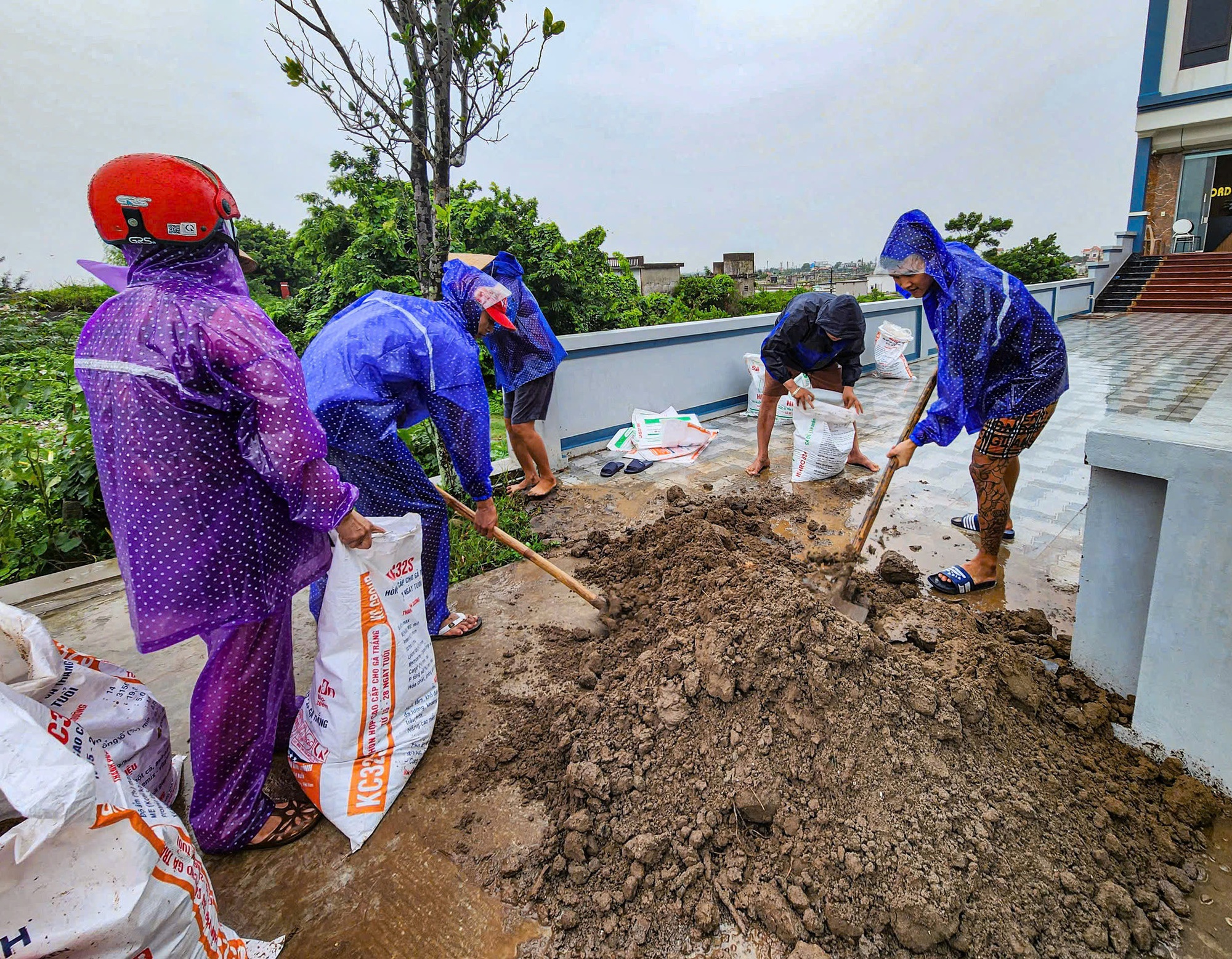 Ghi nhận trước giờ bão đổ bộ: Một tỉnh đình hoãn các cuộc họp chưa cần thiết, dân gia cố nhà cửa, lực lượng túc trực 24/24- Ảnh 9.