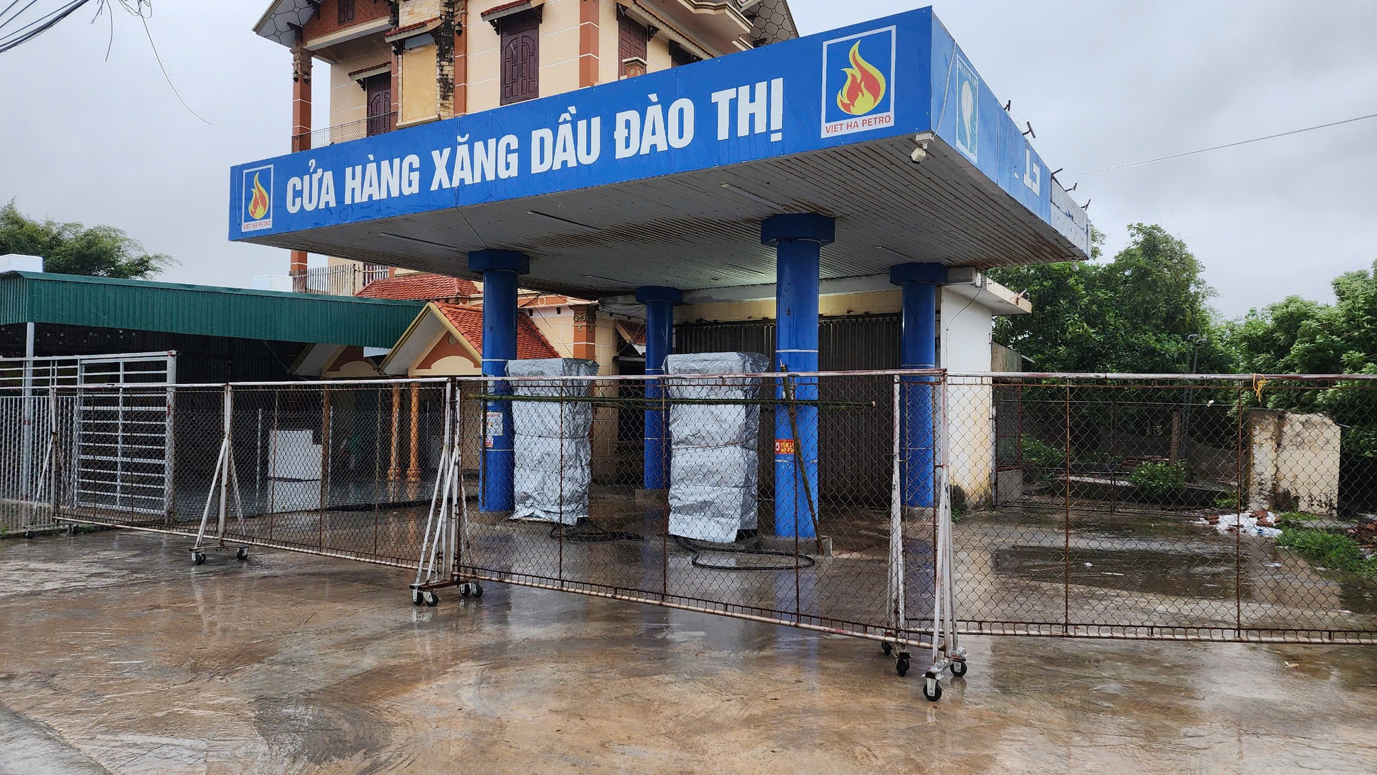Ghi nhận trước giờ bão đổ bộ: Một tỉnh đình hoãn các cuộc họp chưa cần thiết, dân gia cố nhà cửa, lực lượng túc trực 24/24- Ảnh 8.