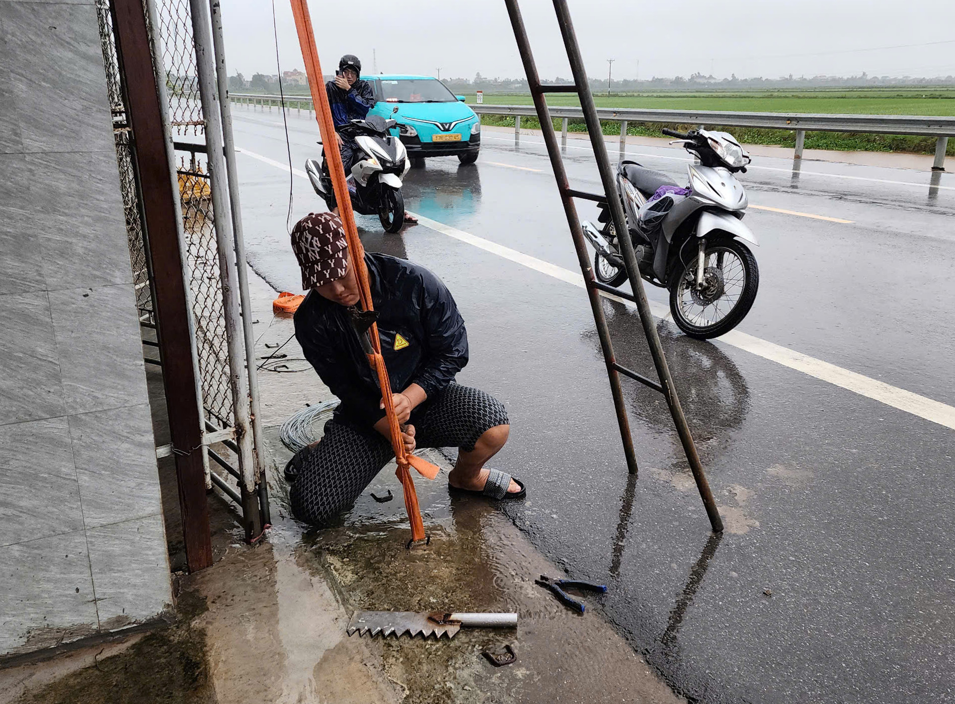 Ghi nhận trước giờ bão đổ bộ: Một tỉnh đình hoãn các cuộc họp chưa cần thiết, dân gia cố nhà cửa, lực lượng túc trực 24/24- Ảnh 2.
