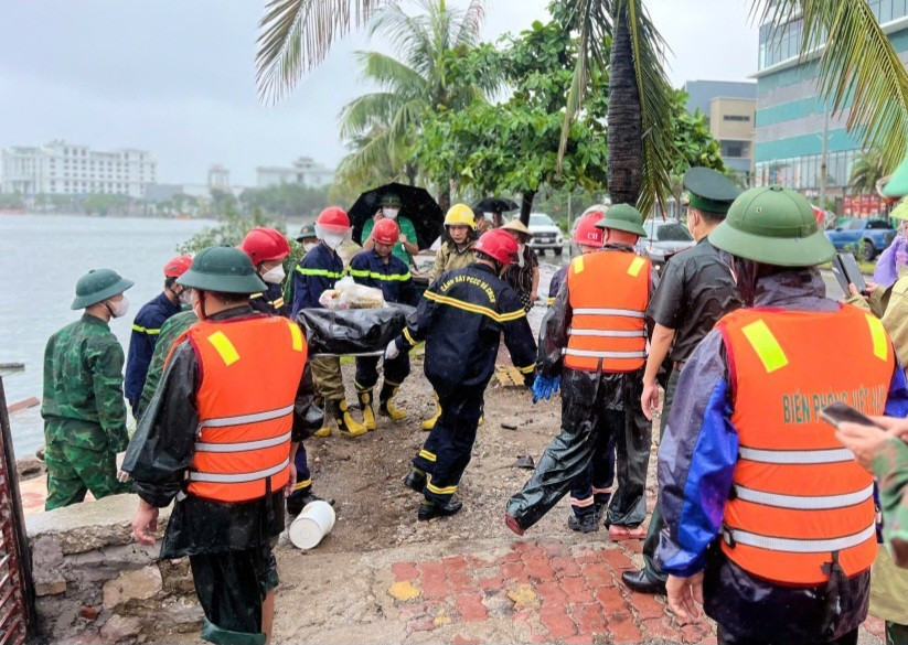 Phát hiện thi thể nam giới trôi dạt giữa vịnh Hạ Long- Ảnh 1.