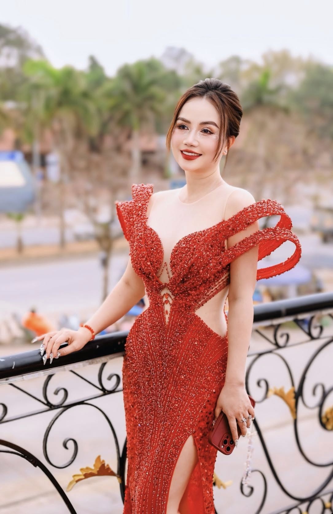 Nữ diễn viên Vbiz nói gì khi bị mỉa mai “4 đời chồng rồi còn đòi phát sáng sau ly hôn”- Ảnh 2. Nữ diễn viên Vbiz nói gì khi bị mỉa mai “4 đời chồng rồi còn đòi phát sáng sau ly hôn”- Ảnh 2.