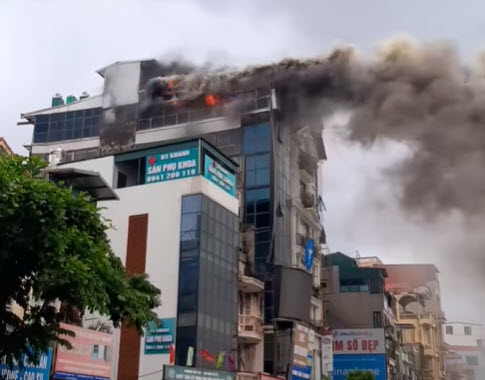 Hà Nội: Cháy ngùn ngụt tại ngôi nhà 5 tầng trên đường Giải Phóng, người dân hoảng hốt theo dõi- Ảnh 1.