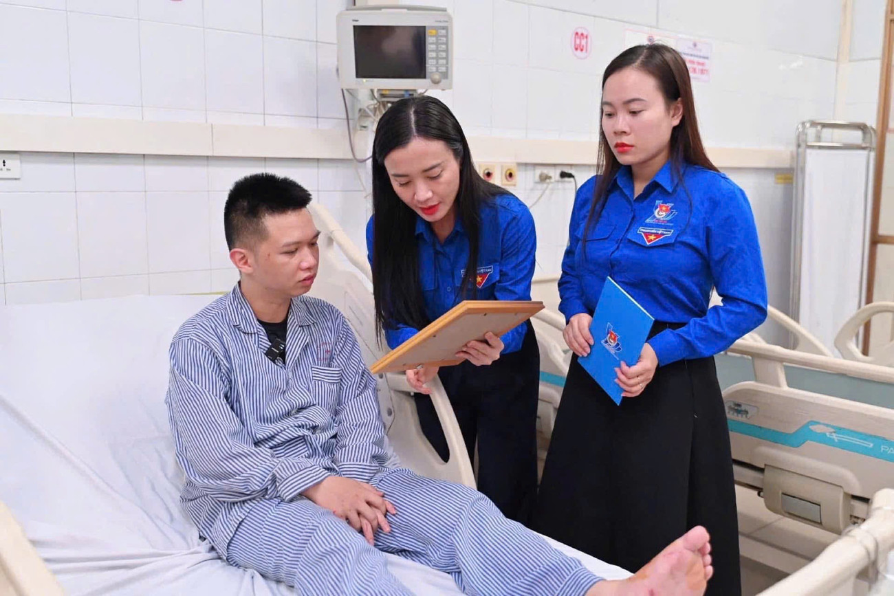 Trao Huy hiệu Tuổi trẻ dũng cảm cho đoàn viên cứu 4 người vụ lật tàu trên vịnh Hạ Long- Ảnh 1.