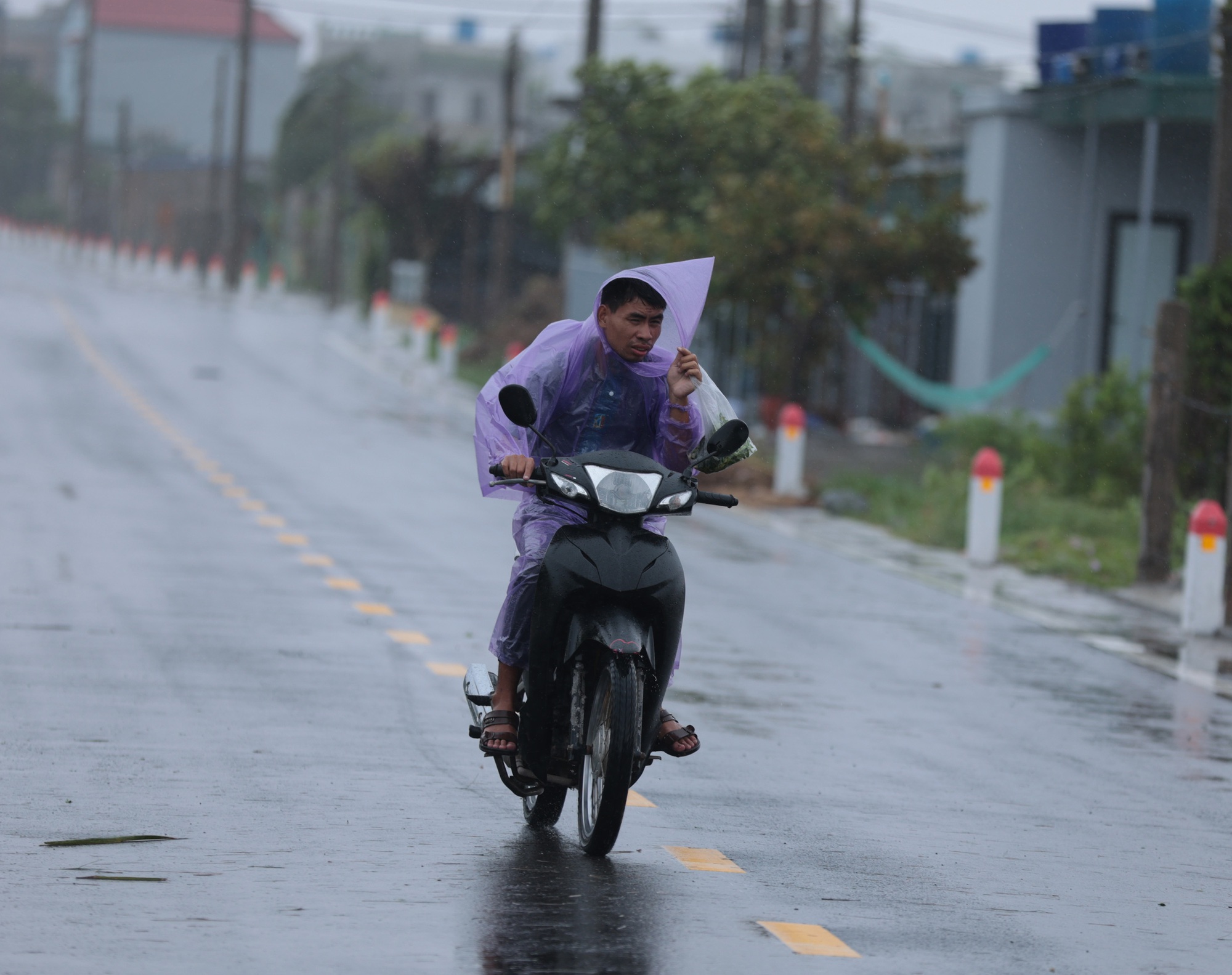 Trực tiếp: Bão số 3 tiếp tục di chuyển về Thanh Hoá; cảnh báo lũ quét các khu vực- Ảnh 8. Trực tiếp: Bão số 3 tiếp tục di chuyển về Thanh Hoá; cảnh báo lũ quét các khu vực- Ảnh 8.
