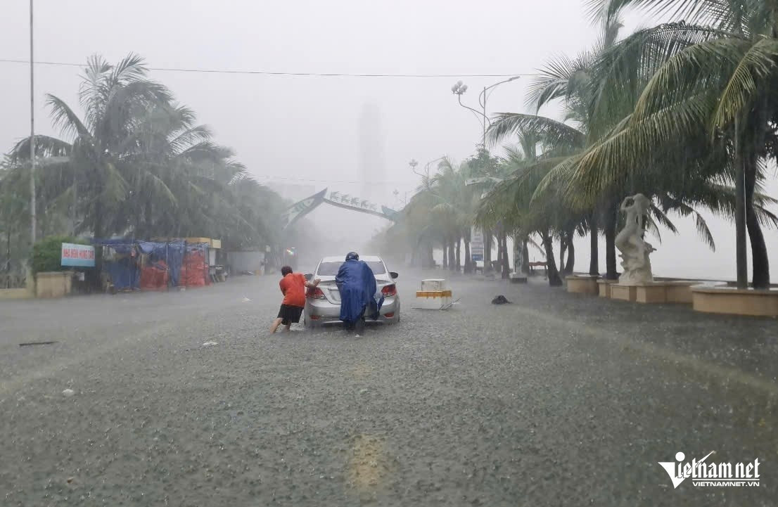 Trực tiếp: Bão số 3 tiếp tục di chuyển về Thanh Hoá; cảnh báo lũ quét các khu vực- Ảnh 4. Trực tiếp: Bão số 3 tiếp tục di chuyển về Thanh Hoá; cảnh báo lũ quét các khu vực- Ảnh 4.