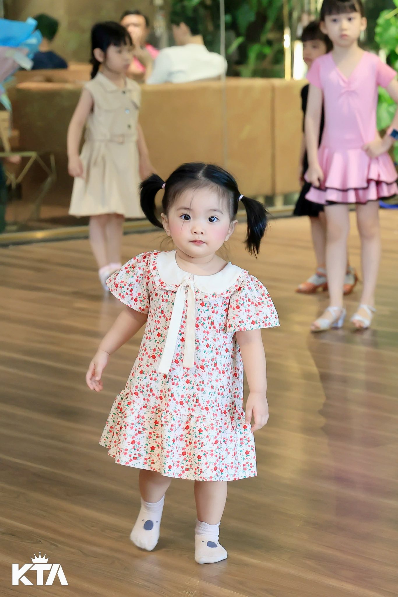 Con gái út của Khánh Thi xinh xắn như búp bê, lén làm chuyện này khi bố mẹ đi công tác nước ngoài- Ảnh 3. Con gái út của Khánh Thi xinh xắn như búp bê, lén làm chuyện này khi bố mẹ đi công tác nước ngoài- Ảnh 3.